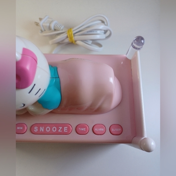 Hello Kitty Night Light, Radio and Alarm Clock - Picture 3 of 12